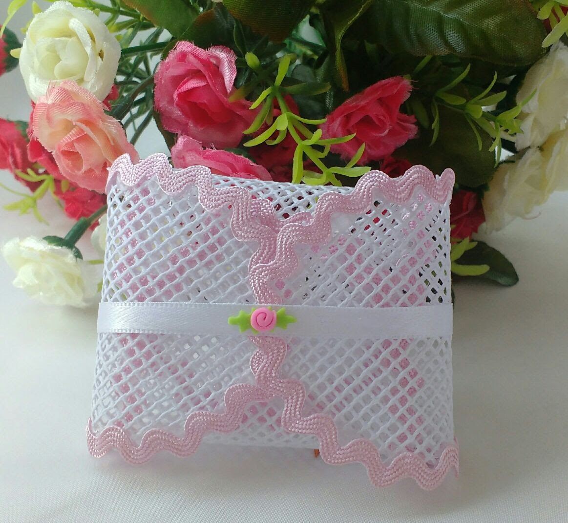 Embalagem de bem-casado em envelope rendado rosa e branco
