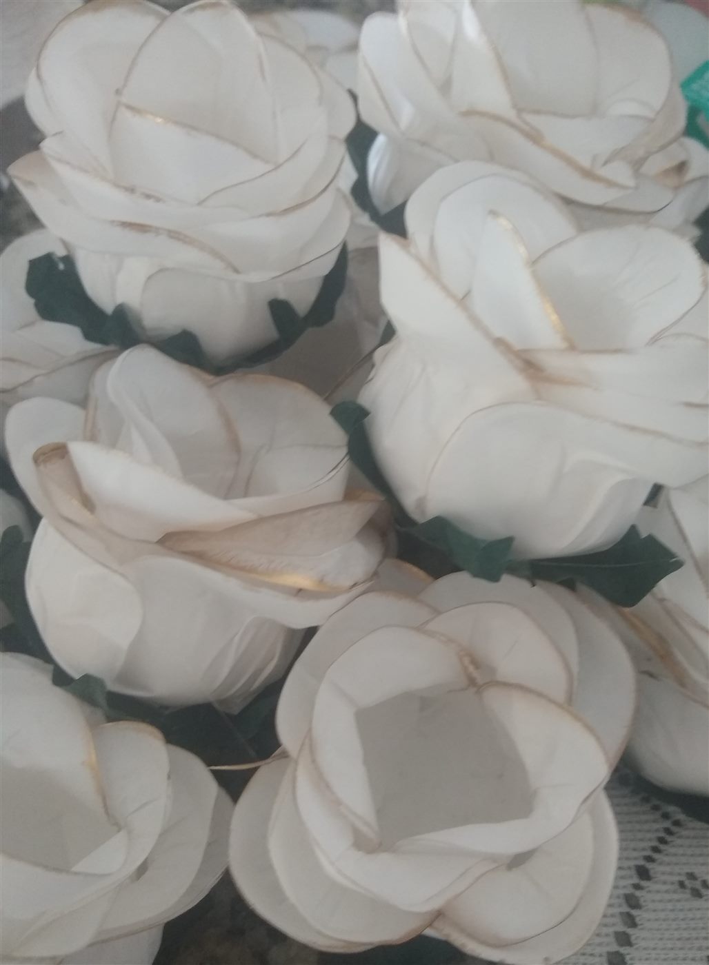 Forminha Botão de rosas com fio dourado feito de papel