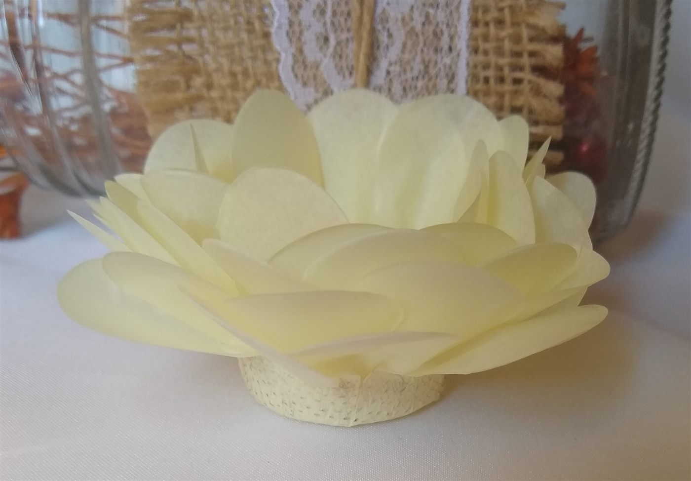 Forminha Camélia 12 acabamento simples feita de papel