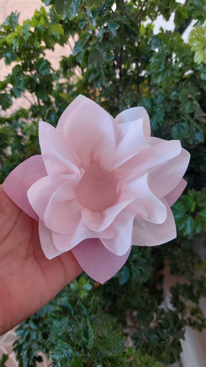 Flor invertida feita de papel