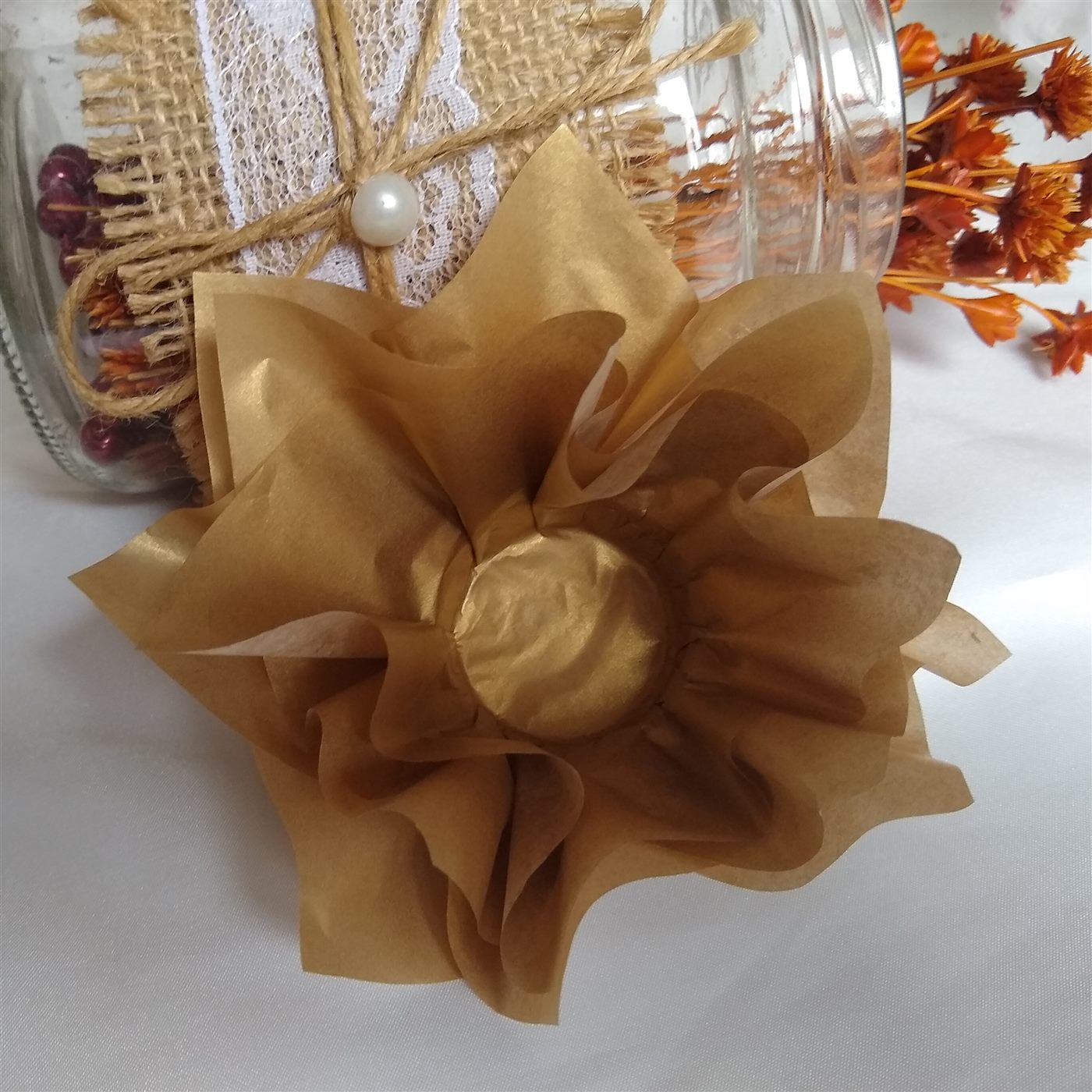 Forminha Flor pontuada acabamento simples feita em papel