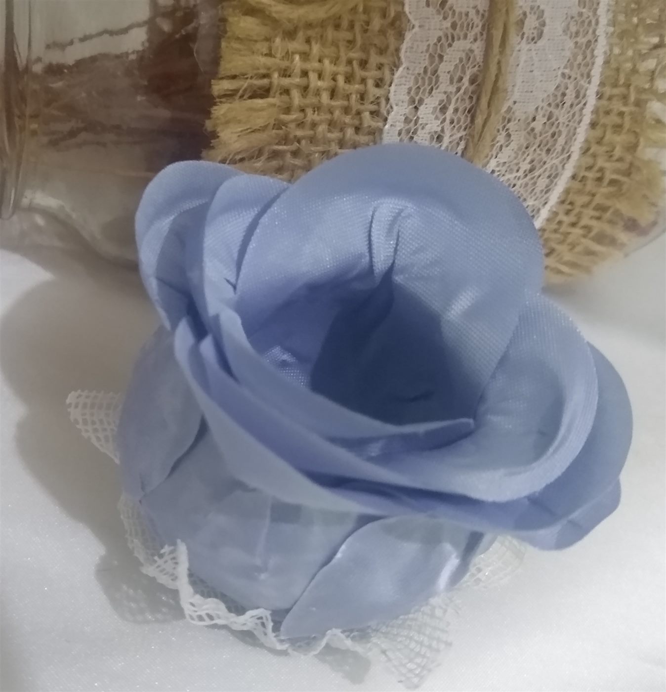 Forminha Botão de rosa no tecido cetim acabamento de tela Escócia