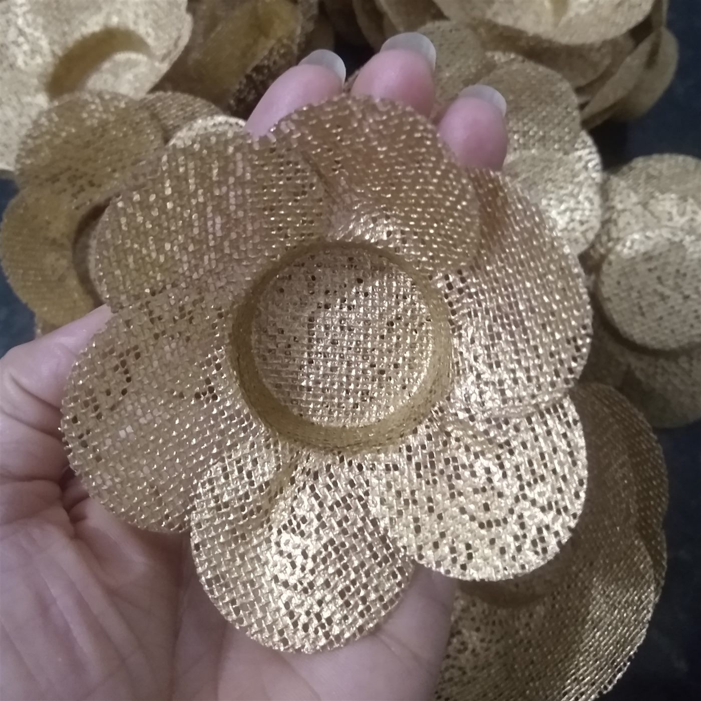 Forminha Camélia dourada na tela Escócia 1 camada