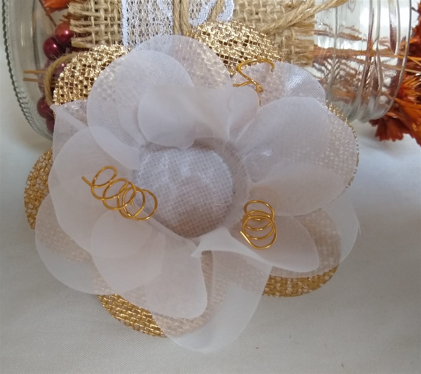 Forminha Camélia com fio dourado em tecido vual