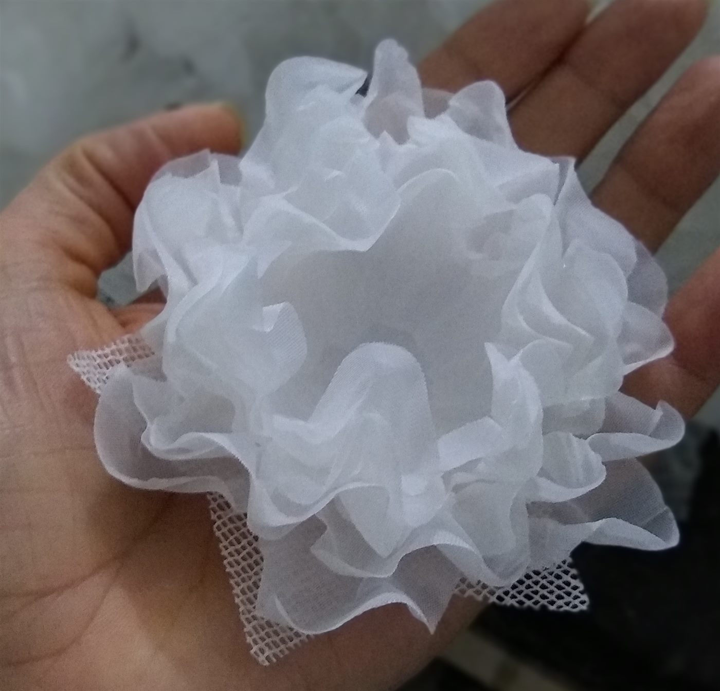 Forminha Flor de gérbera no tecido vual acabamento tela Escócia