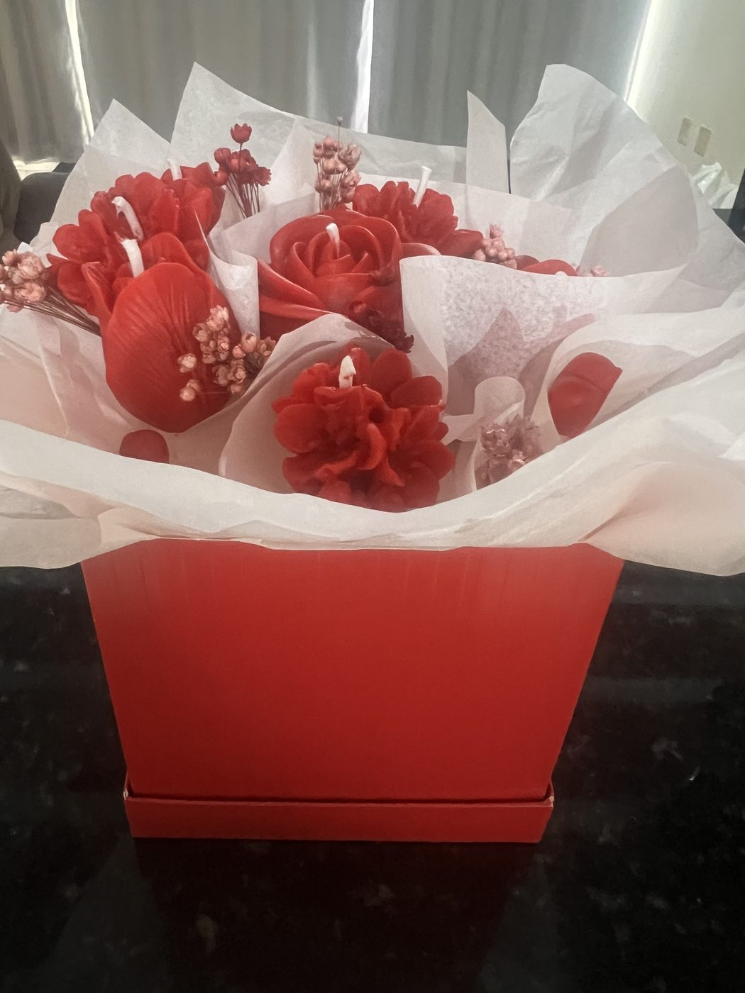 Buquê de velas em formato de rosa, em cesta presente
