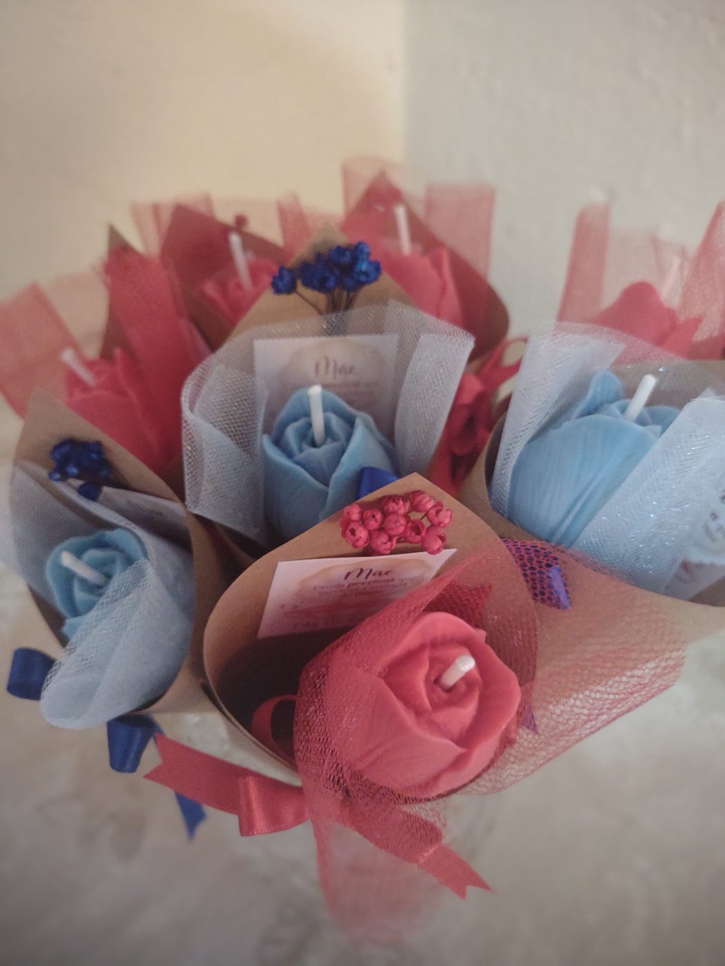 Velas em formato de rosa, buquê sortido azul e coral