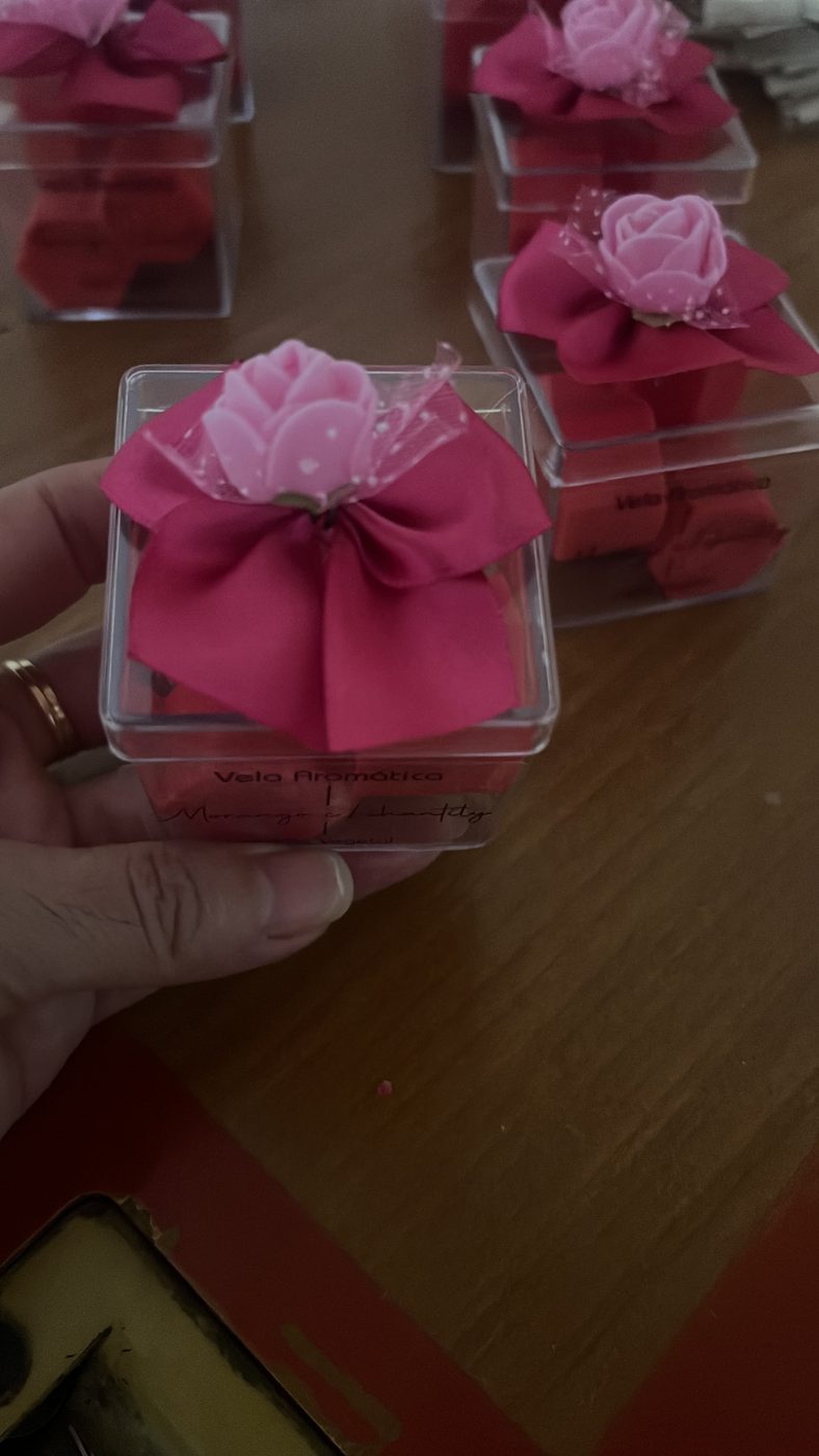 Vela em formato de rosa, aroma morango com chantilly, em caixa acrílica