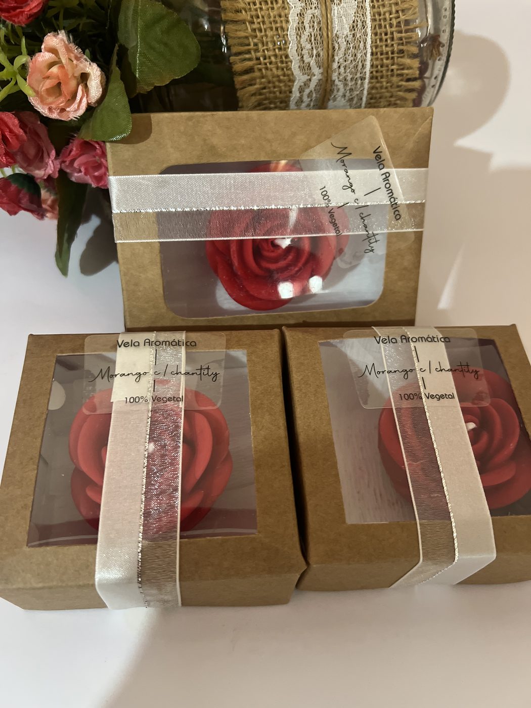 Vela em formato de rosa, aroma morango com chantilly, em caixa kraft