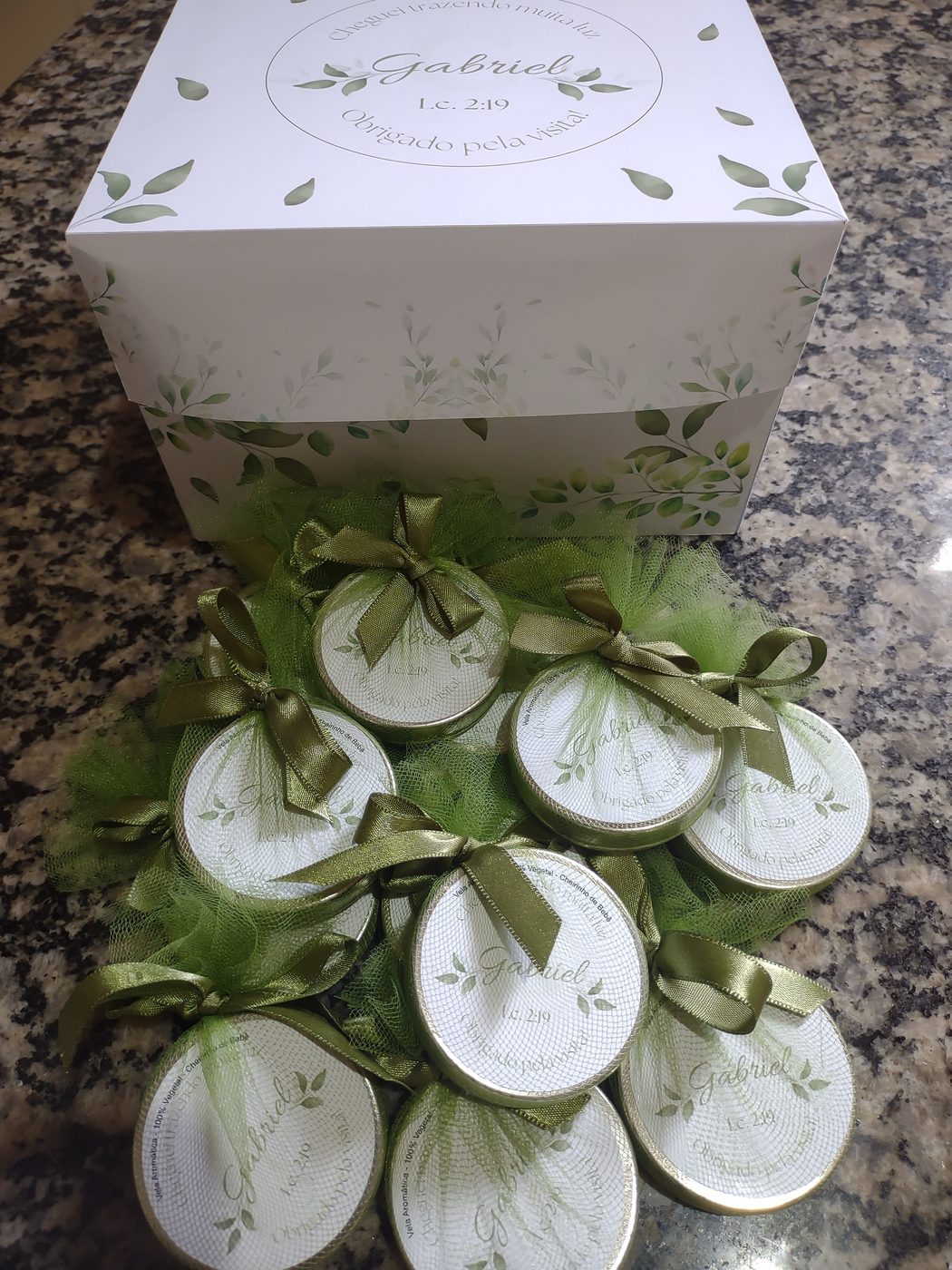 Latinhas personalizadas organizadas em caixa decorada