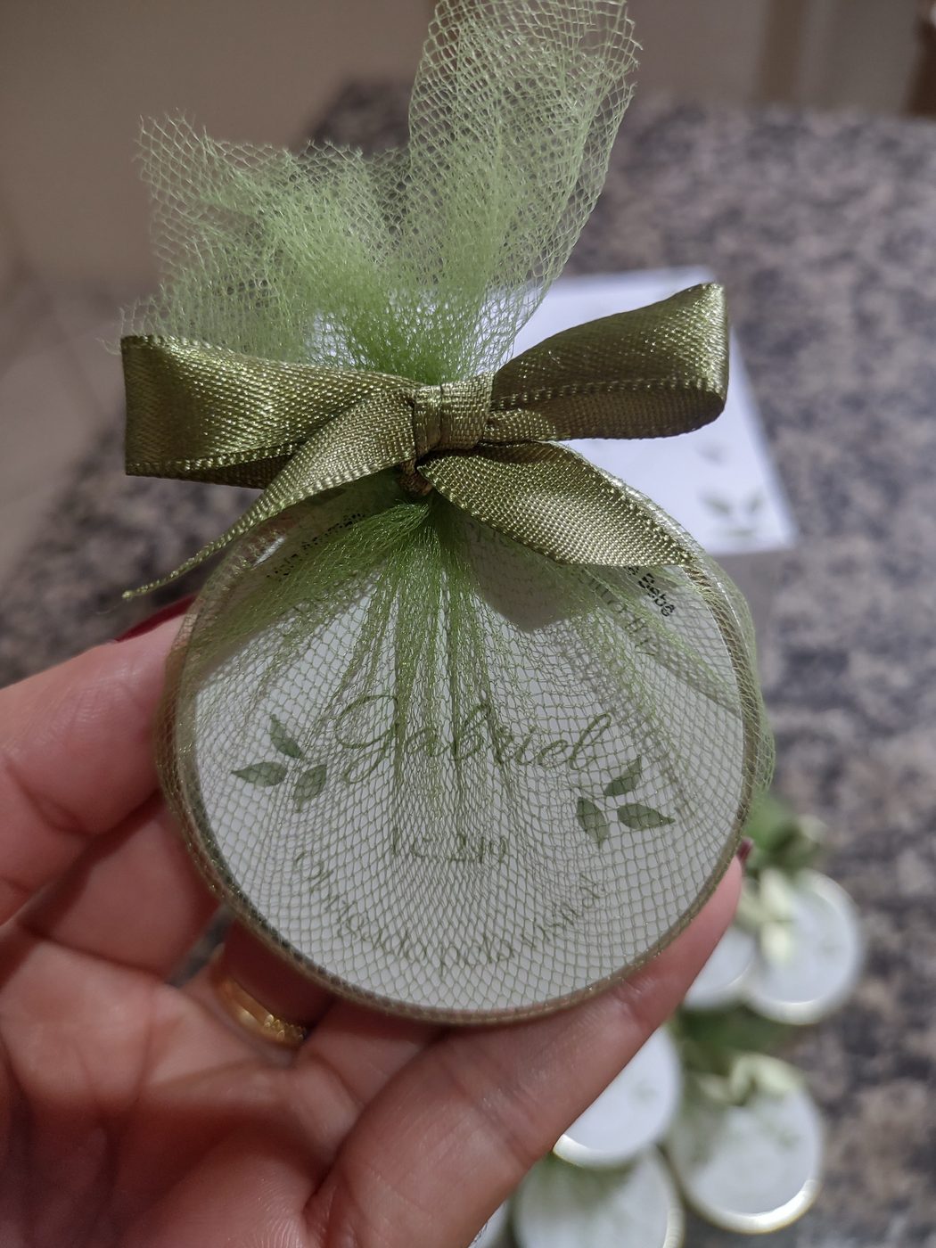 Detalhe do rótulo personalizado com nome e versículo