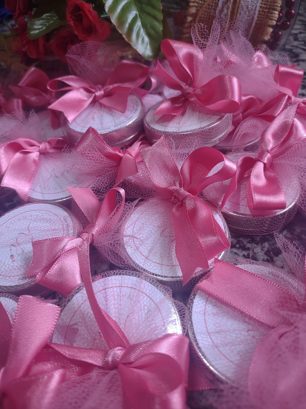 Lote de latinhas personalizadas embrulhadas em tule