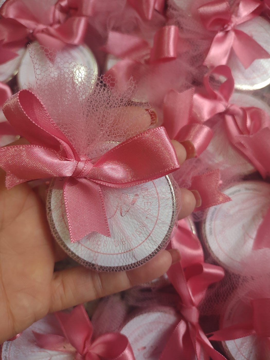 Latinha personalizada embrulhada em tule e laço
