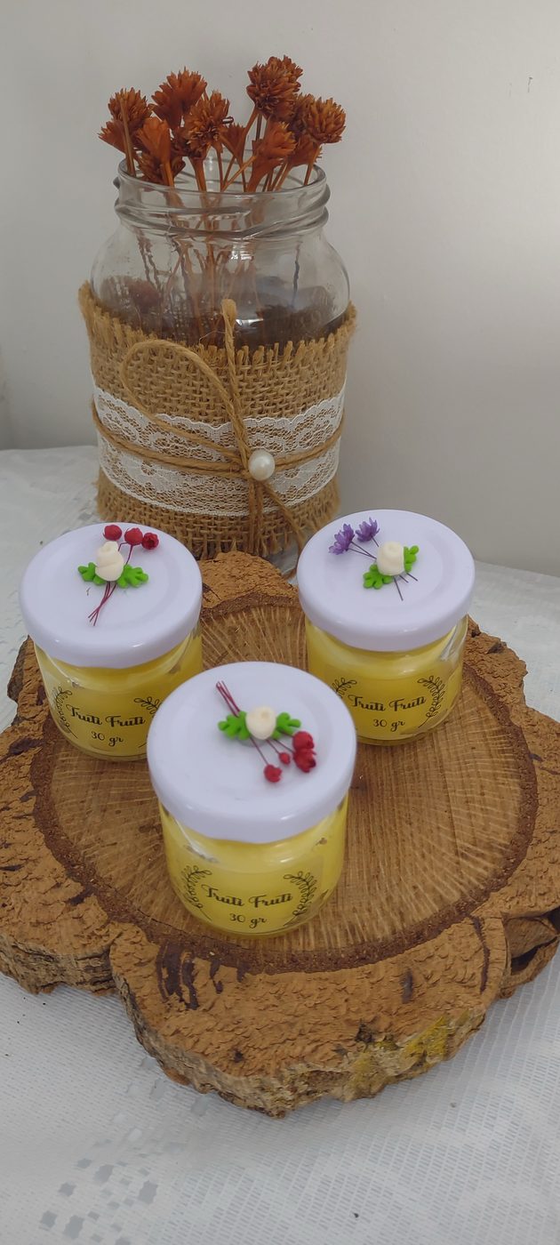 Mini pote 30g com flor de cera, aroma tutti-frutti