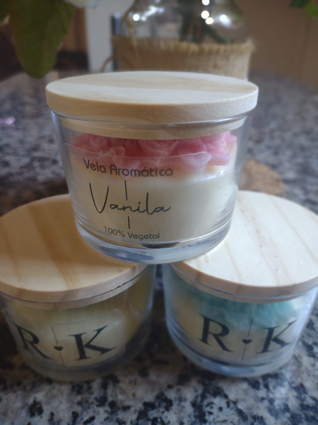 Pote com tampa de madeira personalizado com iniciais